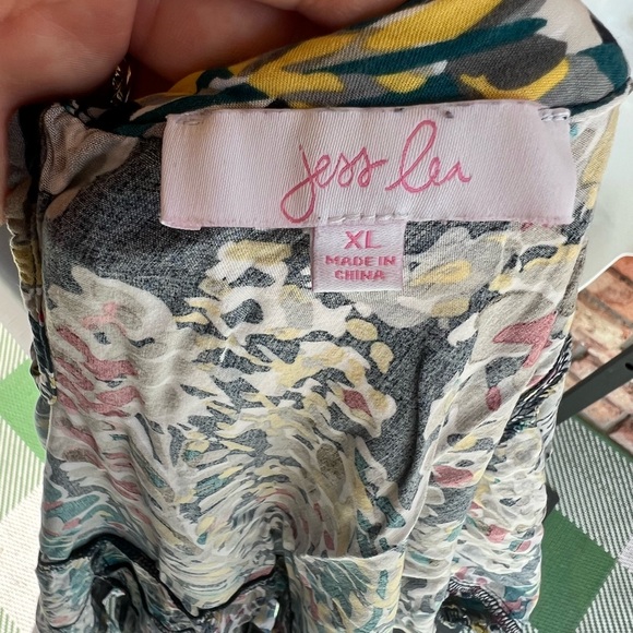 Jes Lea short sleeve top.Round neck, short sleeve. Button closure in back. - Picture 6 of 6